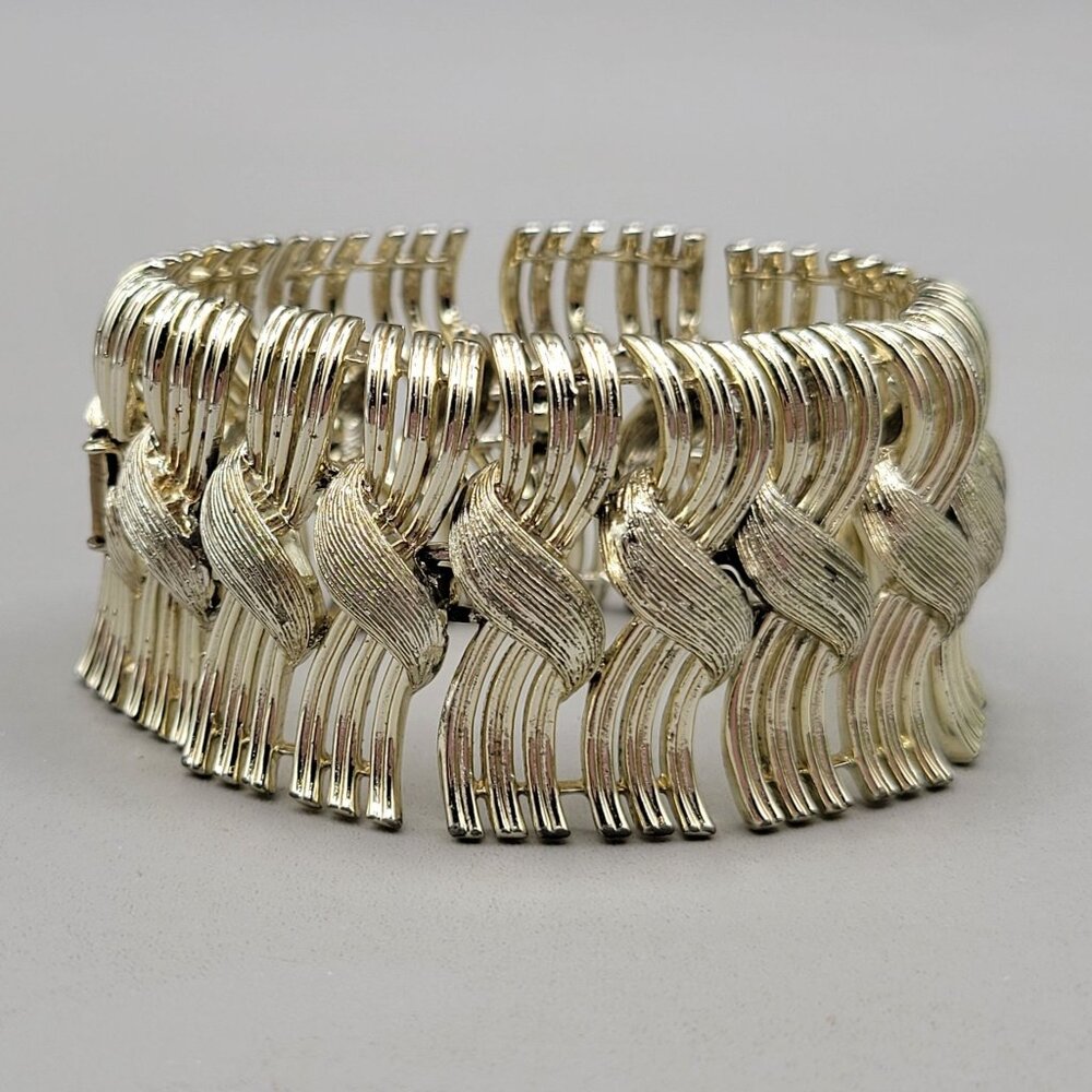 Vintage 1960s Lisner Gold Tone Articulated Bracelet 7 Inches